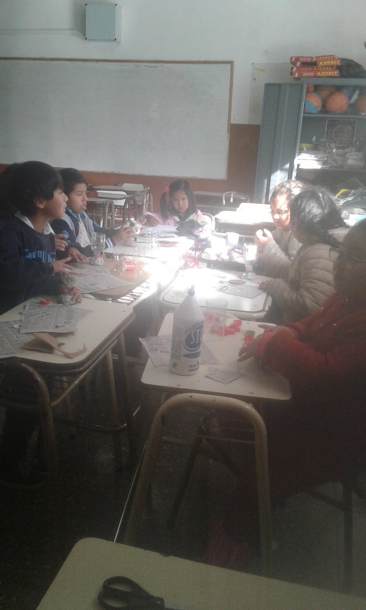 ElbaFlo62612680's tweet photo. Escuela Abierta Dr José Vicente Sola hoy trabajaron con botellas y tapitas armando   florero y flores.@UrtubeyJM @aniberruezo @artydance23 @rubem_dario29 @Conicook161 @FerSiarezEa @PFMatias88 https://t.co/GfGi33dOzU