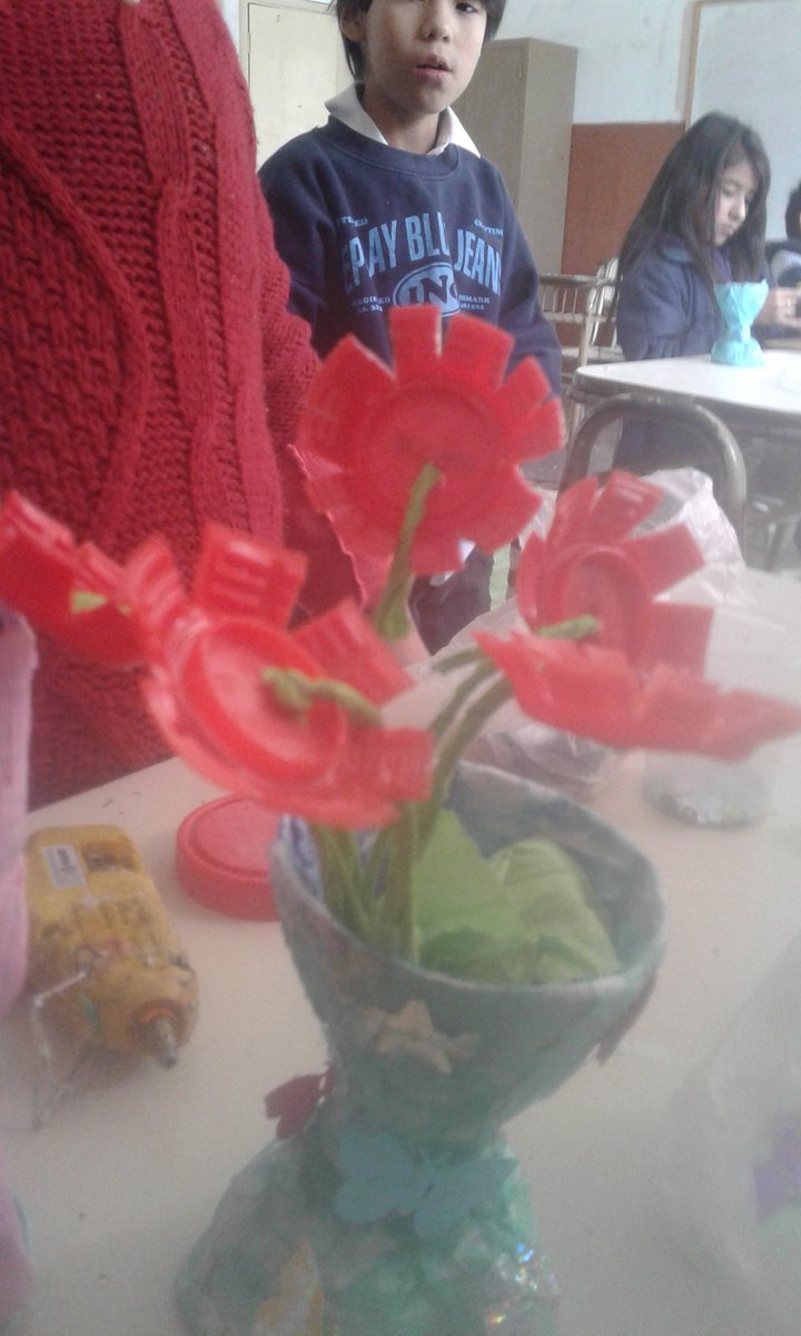 ElbaFlo62612680's tweet photo. Escuela Abierta Dr José Vicente Sola hoy trabajaron con botellas y tapitas armando   florero y flores.@UrtubeyJM @aniberruezo @artydance23 @rubem_dario29 @Conicook161 @FerSiarezEa @PFMatias88 https://t.co/GfGi33dOzU