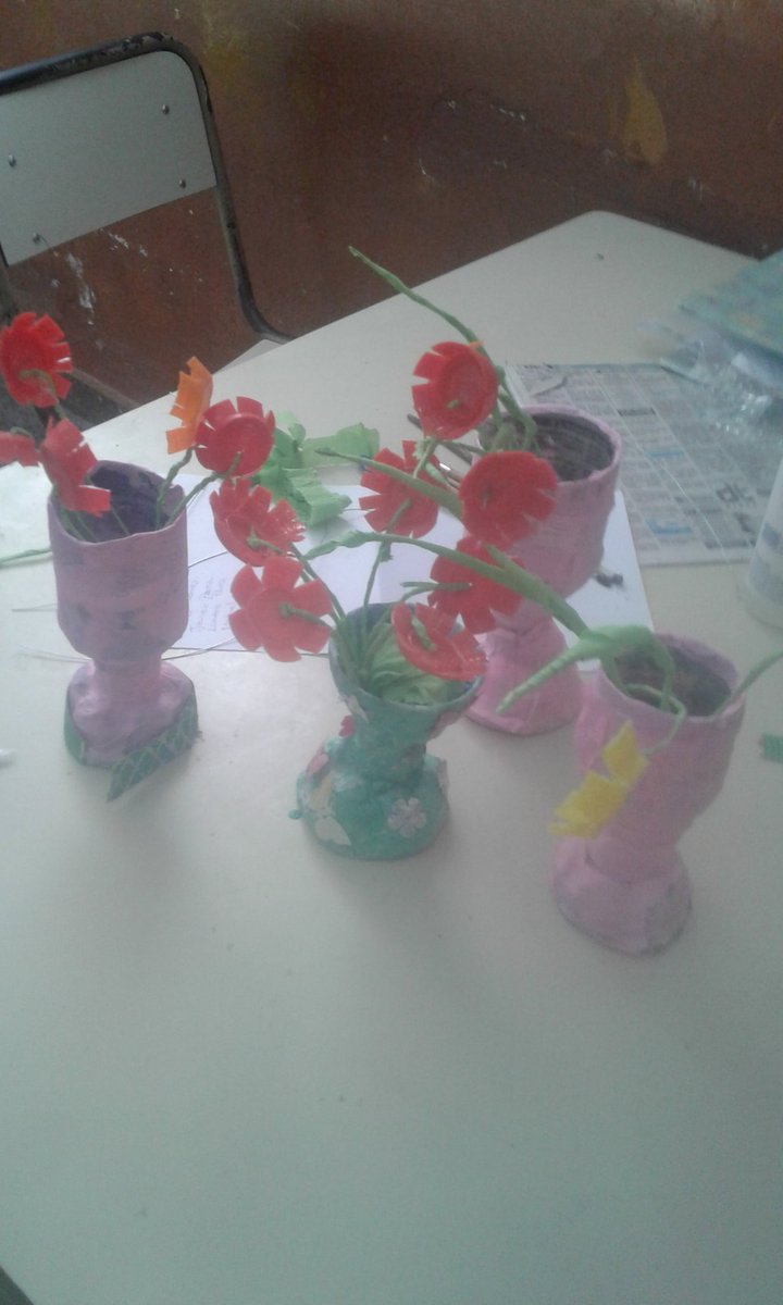 ElbaFlo62612680's tweet photo. Escuela Abierta Dr José Vicente Sola hoy trabajaron con botellas y tapitas armando   florero y flores.@UrtubeyJM @aniberruezo @artydance23 @rubem_dario29 @Conicook161 @FerSiarezEa @PFMatias88 https://t.co/GfGi33dOzU