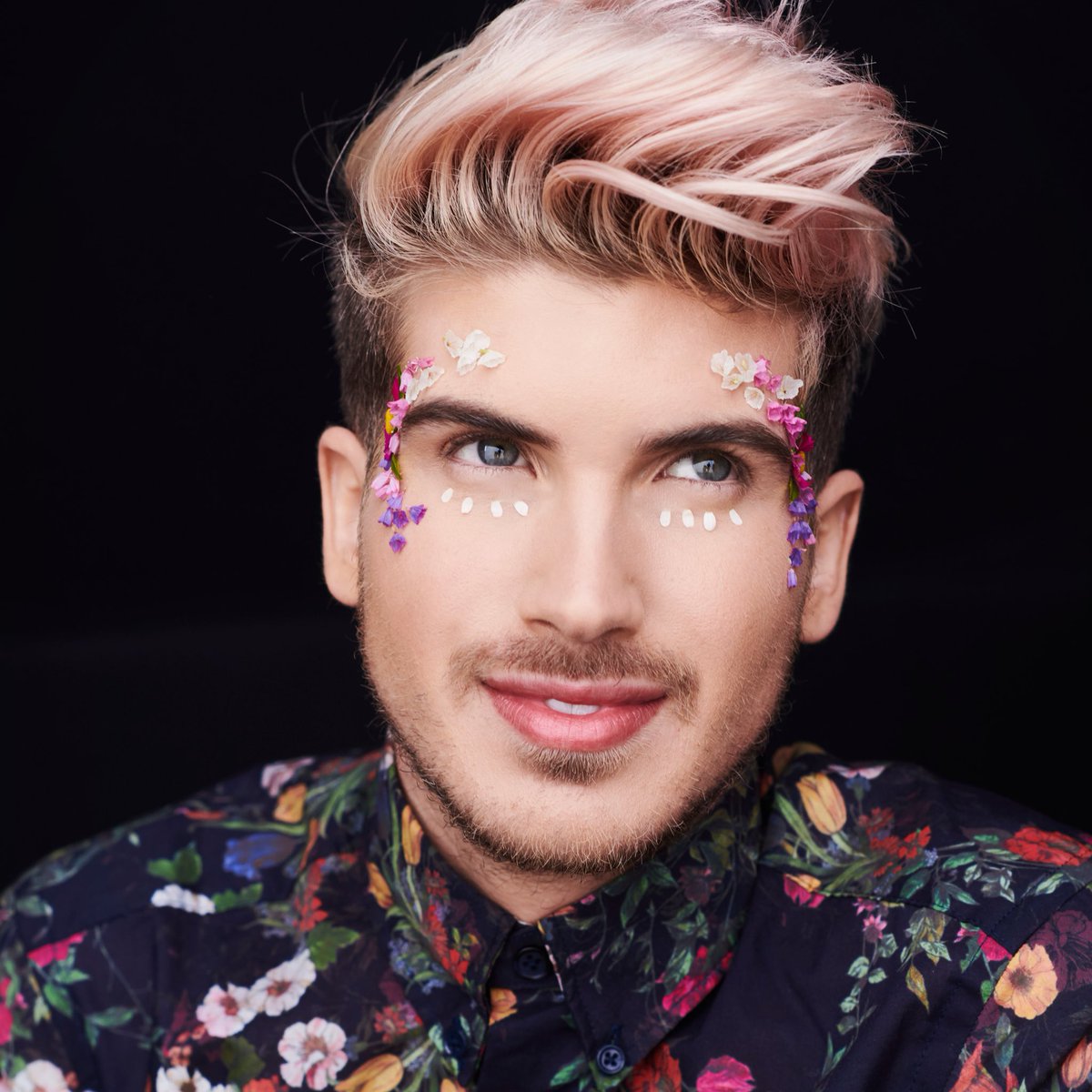 GOOD MORNING #DragCon! 🌈 Meet our crystal king @JoeyGraceffa TODAY from 12-2pm ✨🦄💎 (with purchase from booth #1611)