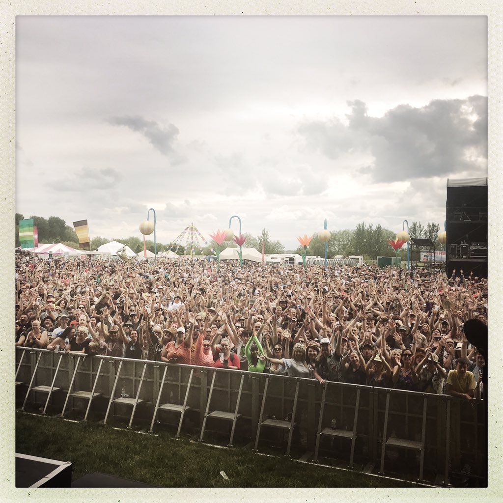 mrgarystringer's tweet photo. wicked. 
thank you 
@beardedtheory @reefband https://t.co/BkMGTIl1U3