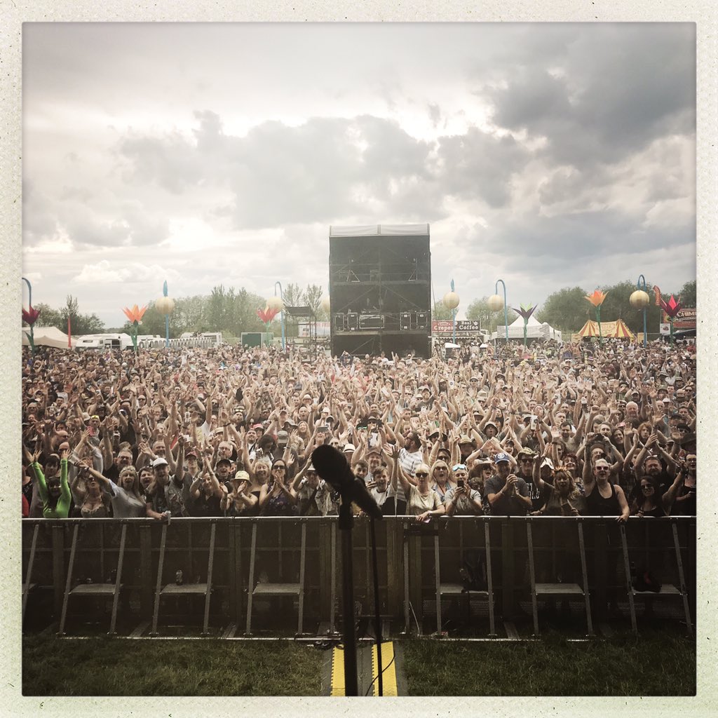 mrgarystringer's tweet photo. wicked. 
thank you 
@beardedtheory @reefband https://t.co/BkMGTIl1U3