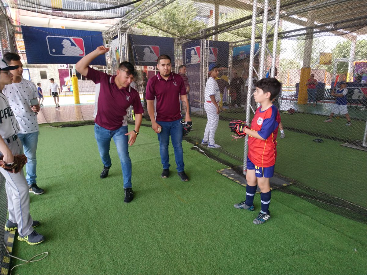 AlgodonerosUL's tweet photo. Gran mañana en el Instituto Cumbres y Alpes, compartiendo con niños y jóvenes en el stand de la #MLBExperience
Nuestros #Algodoneros dieron tips para que los participantes se sintieran peloteros por un día 👏
#LaUniónSíJuega 💖⚾️ https://t.co/u5nvPBjO8v