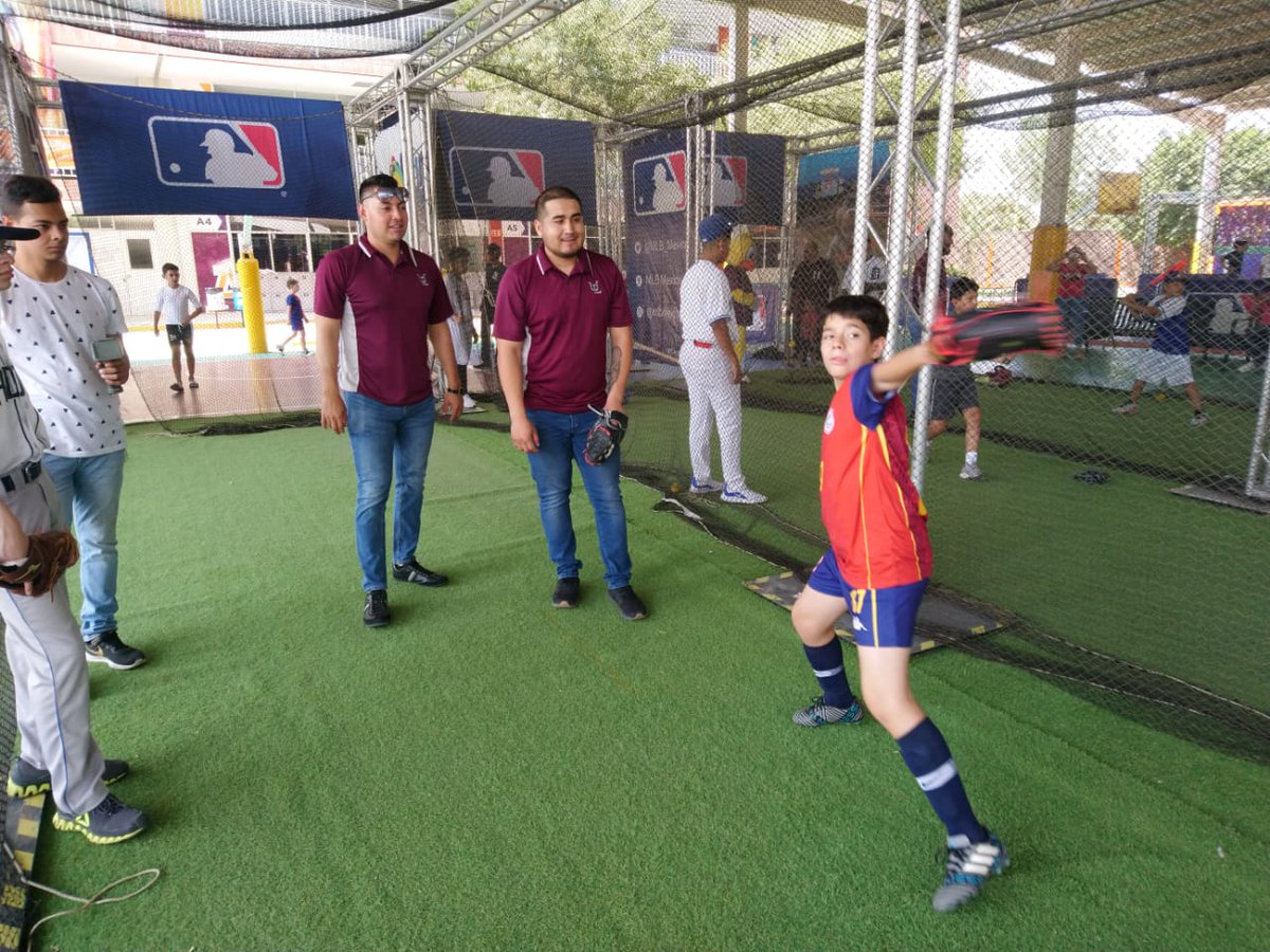 AlgodonerosUL's tweet photo. Gran mañana en el Instituto Cumbres y Alpes, compartiendo con niños y jóvenes en el stand de la #MLBExperience
Nuestros #Algodoneros dieron tips para que los participantes se sintieran peloteros por un día 👏
#LaUniónSíJuega 💖⚾️ https://t.co/u5nvPBjO8v
