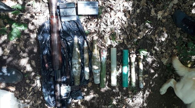 TULPARHABER's tweet photo. Giresun'un Espiye kırsalında teslim olan "Kawa" kod adlı terörist Behrüz Düdükkanlu'nun verdiği bilgilerle, Gümüşhane'nin Torul ilçesinde örgüte ait silah deposu bulundu. https://t.co/mSbeKBHFxY