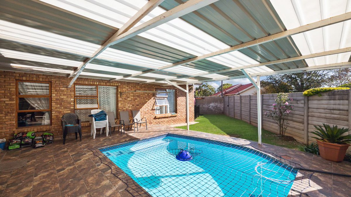 LeadhomeSA's tweet photo. #UrgentSale! This stunning 4-bed home is #Listed for R1,650,000 in Bonaero Park, Kempton Park. Book your viewing & check out more πΈ here: https://t.co/P1hABmRkEL or βοΈ call 010 590 3088. #Leadhome #OneFlatFee #RealEstate https://t.co/7qTiWL1PgD