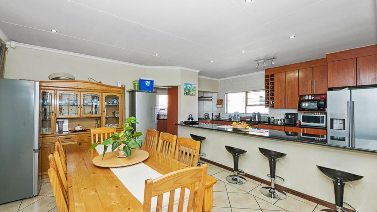 LeadhomeSA's tweet photo. #UrgentSale! This stunning 4-bed home is #Listed for R1,650,000 in Bonaero Park, Kempton Park. Book your viewing & check out more πΈ here: https://t.co/P1hABmRkEL or βοΈ call 010 590 3088. #Leadhome #OneFlatFee #RealEstate https://t.co/7qTiWL1PgD