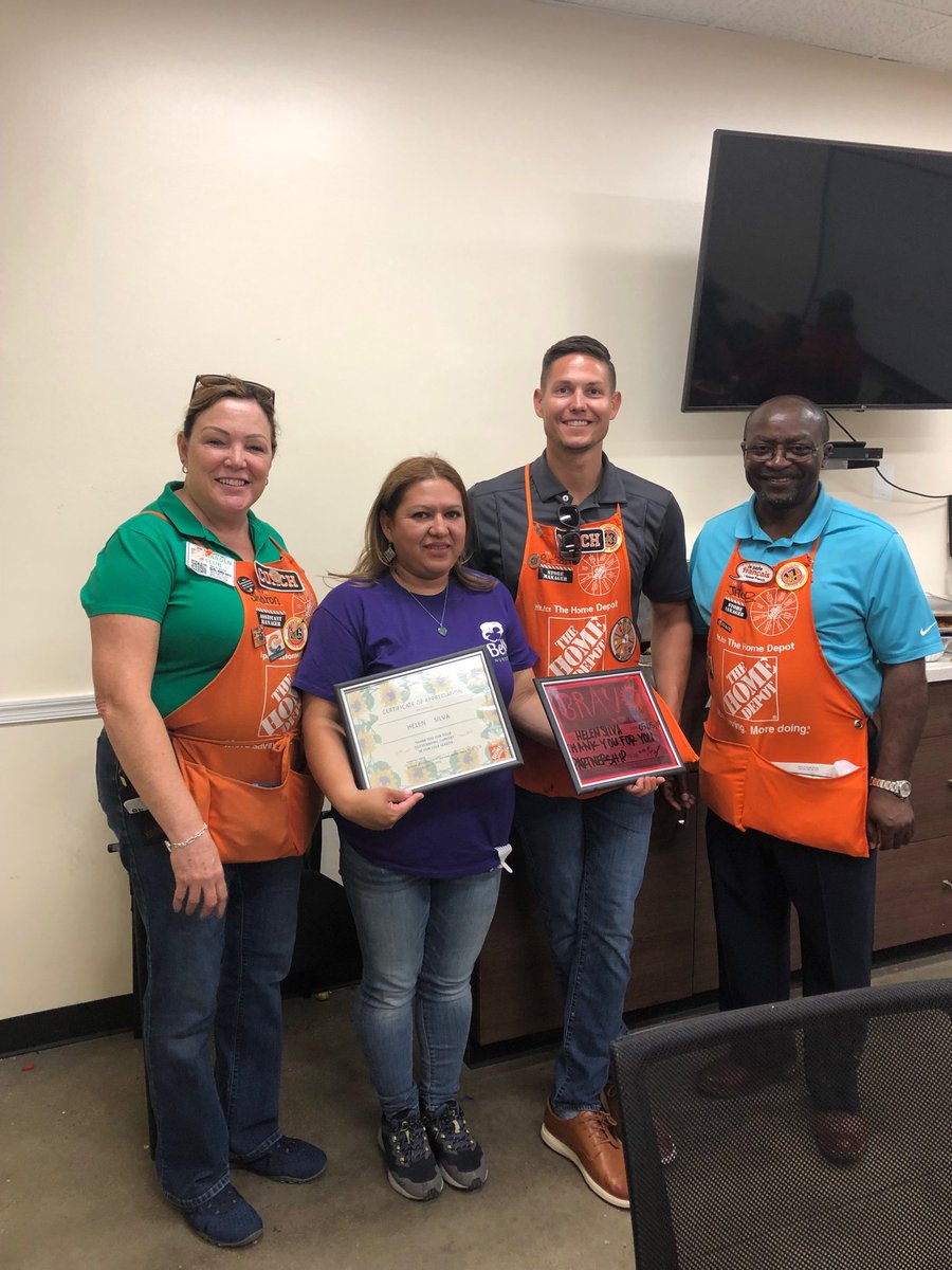 Thank you Jessica (Hopewel) Helen (Bell Nurseries) and your teams for all you do to drive Live Goods at 2558!!! ⁦@paulclymer⁩ ⁦<a href="/BrianConwayTHD/">Brian Conway</a>⁩ ⁦<a href="/JoeZuniga1/">Joe Zuniga</a>⁩ #MA2019Spring ⁦<a href="/BellNursery/">Bell Nursery</a>⁩