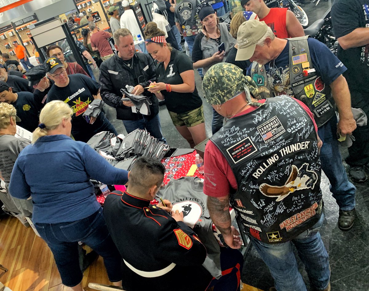 CrownOfTheMMA's tweet photo. We are with The Saluting Marine in Fort Washington, MD #SaluteToAmerica

#TMobile just rolled out great new plans, great new promotions, &amp; of course we already have the best military plan in wireless. Come get hooked up with the DC/VA showroom
#NERULES #BeMagenta #MagentaPrime https://t.co/2hpM769E8t