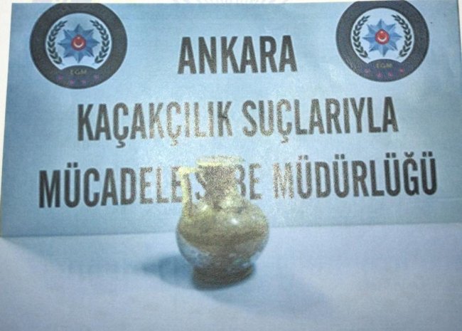 TULPARHABER's tweet photo. Ankara Emniyet Müdürlüğü Kaçakçılık Suçlarıyla Mücadele Şube Müdürlüğü ekipleri 67 tarihi eserle yakalanan 3 kişiyi gözaltına aldı. https://t.co/qWRDKgn8x3