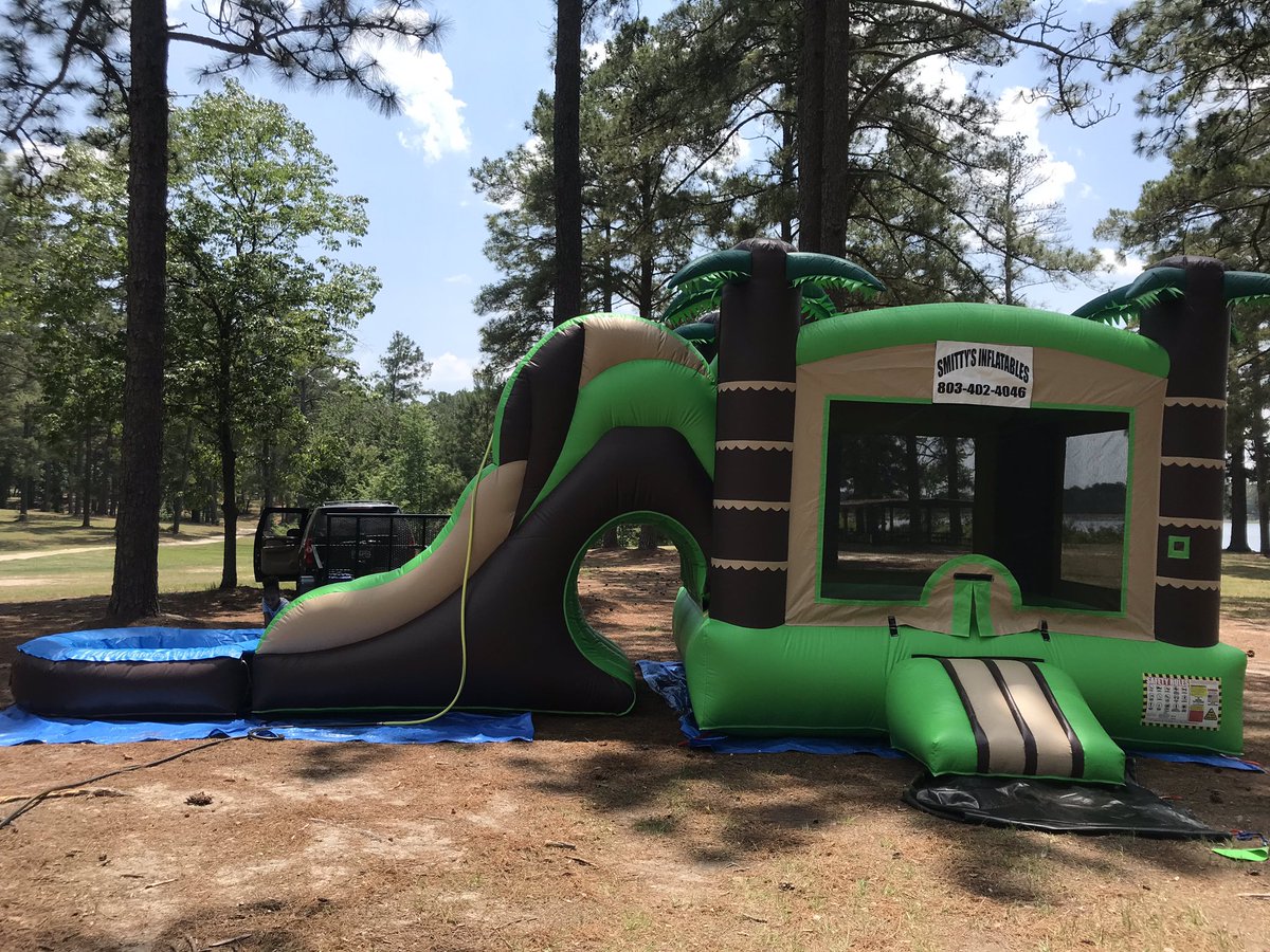 MalowMancini's tweet photo. Even on my, โDay Off,โ Iโm trying to make some kids day enjoyable! #SmittysInflatables https://t.co/x1Kytj8ruI