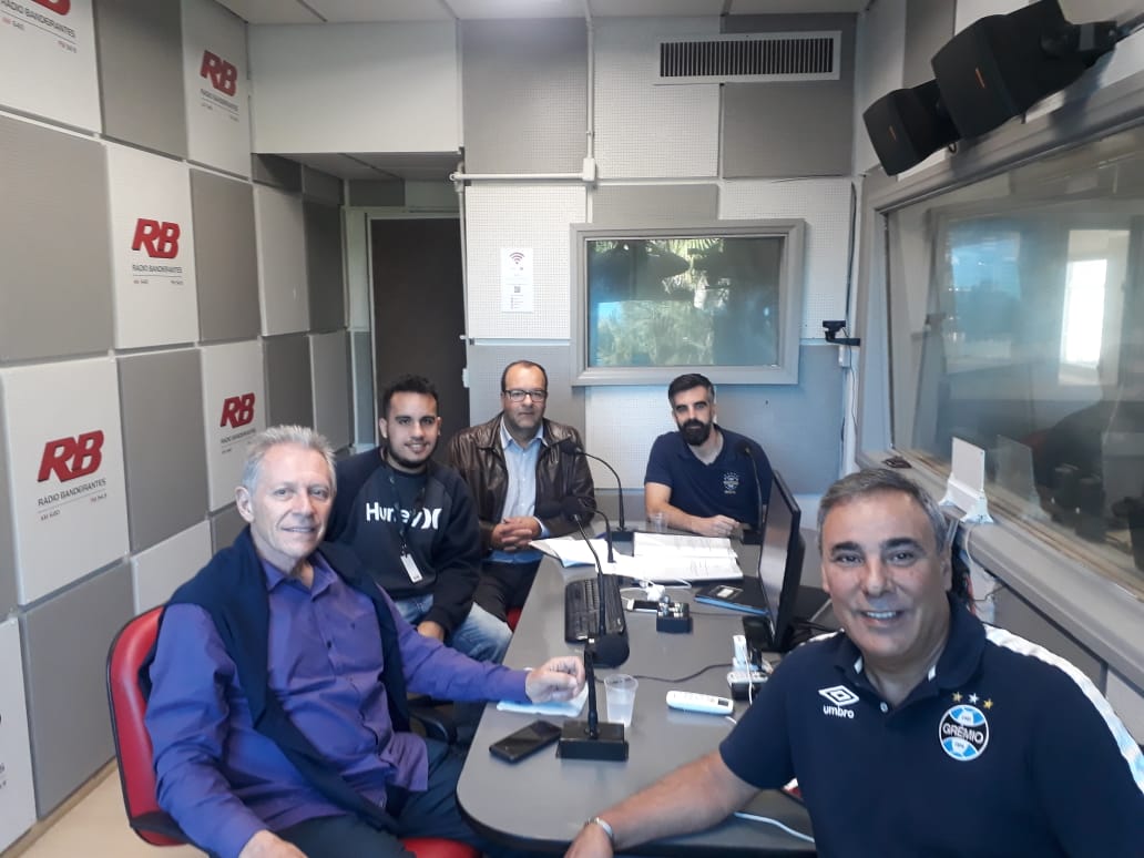 EsporteBandRS's tweet photo. NO AR ⚽ | Esporte Total 

Marcos Couto recebe no debate o repórter @yuridrf, o técnico Felipe Endres, o colorado João Pedro Lamana Paiva e o gremista Eduardo Abella.

Acompanhe em FM 📻 94,9! https://t.co/Ch8BUktuDg