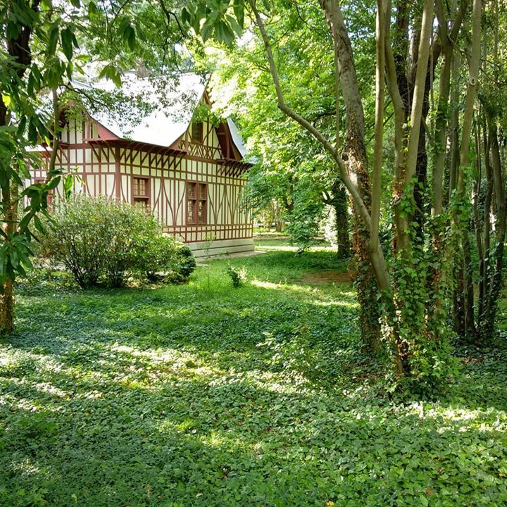 El Chalet de la Reina, uno de los tesoros escondidos entre los árboles de los Jardines del Campo del Moro de #Madrid