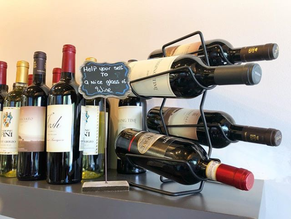 AnthonysPronto's tweet photo. Today is National Wine Day! Come enjoy a complimentary glass of wine with us as you wait for our chefs to prepare your #togo order. Order ahead online or give us a call at (954) 289-3685 to place your order for pickup, that's #ItalianMadeEasy. https://t.co/Ii0Qs5mYPF