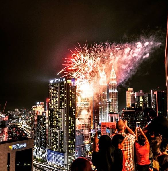 klsuites's tweet photo. Hari Raya is just around the corner .Whats your plan!! Balik kampung? that is a great idea but how about bringing your beloved ones and enjoying it here instead!! Book your apartment and surprise them Now.
Location :Anggun Residence
Photographer :cold.eye.54 https://t.co/KCFwDI0fyw