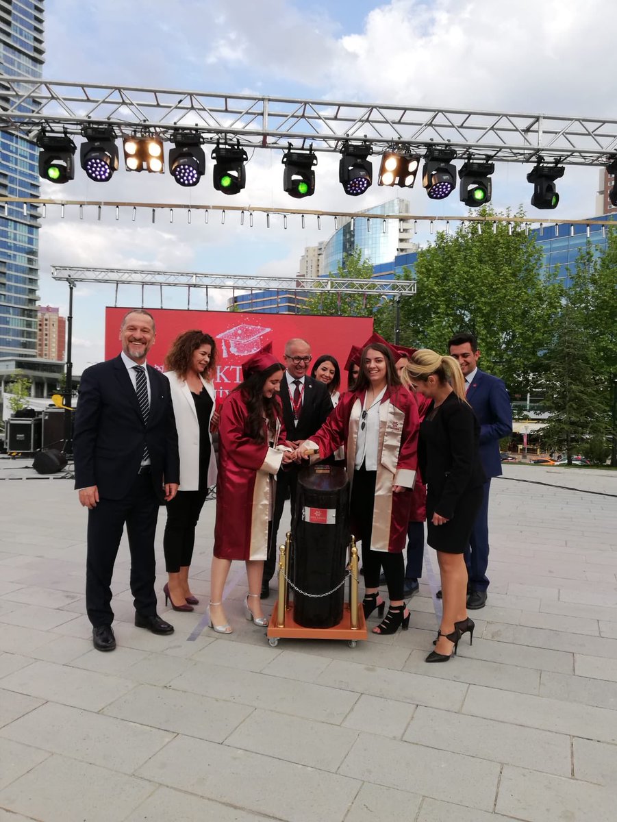 mektebimkoleji's tweet photo. Mektebim, Ankara’daki tüm kampüslerinde eğitim öğretimini tamamlayan öğrencilerini geleceğe uğurluyor. Bugün mezuniyeti gerçekleşen kıymetli öğrencilerimiz; Hayatınızın bundan sonraki yolculuğunda başarılar dileriz. #Mektebim #GelecekBenim https://t.co/fnBE1xxThB