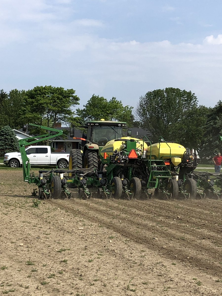 Put_Ag's tweet photo. A good day to plant another corn PKP plot including seed treatment trial and population study thanks to the Bonds at Leescreek!  Nice to see the sunshine!  #pioneer #corteva https://t.co/jelNiNL5cw