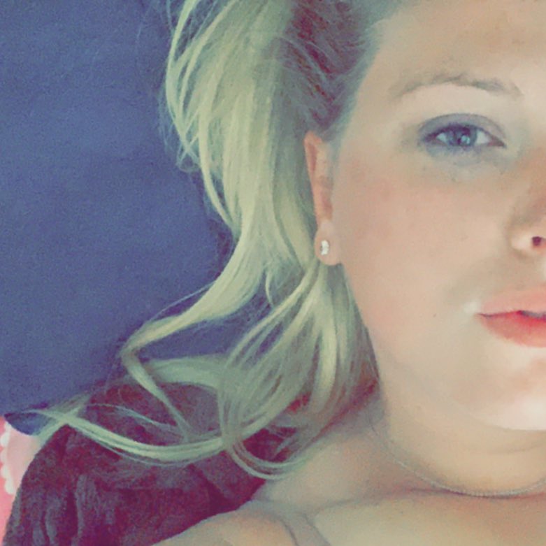 moneyhungrybbe's tweet photo. While I’m paying for my night out last night with a huge hangover , who is paying me ? 💵🍻#payuppiggies #PayPig #drain #findom https://t.co/MCRKi9XbK0