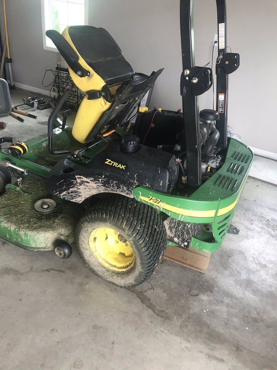 iu5ncpu0's tweet photo. My friend couldn’t get his @JohnDeere started. He called me  his good friend with the trusty @ScagPower to do the job. 3.5 acres later were all striped up. Ready for the next one. Cmon. #scagpower #scagstripes https://t.co/mtzCHOs6Pf