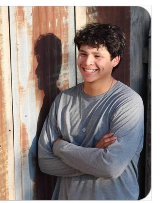 JoshuaMurillo3's tweet photo. Efrian we are so proud of you!! Love you!! #lubbockgrad2019

                        -Mom, Dad and Zadie https://t.co/7xnIEbX5lc