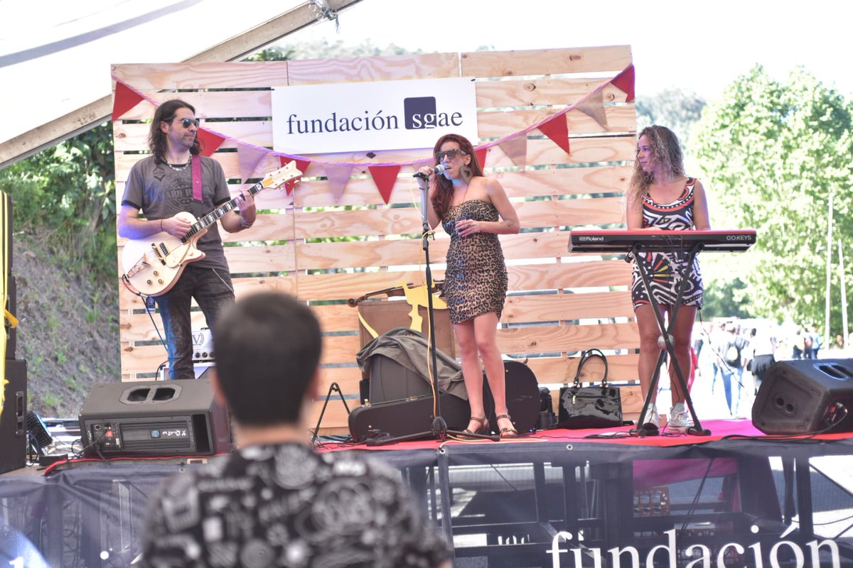 festivaldecans's tweet photo. .@MoonPatricia alucinante sobre as táboas do escenario @fundacionsgae esta tarde en #Cans19 . Houbo que beber moita @CocaCola_es para rehidratar todo o que suamos bailando! https://t.co/NGBn88t3FC