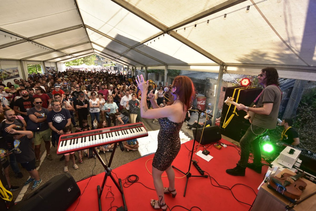 festivaldecans's tweet photo. .@MoonPatricia alucinante sobre as táboas do escenario @fundacionsgae esta tarde en #Cans19 . Houbo que beber moita @CocaCola_es para rehidratar todo o que suamos bailando! https://t.co/NGBn88t3FC