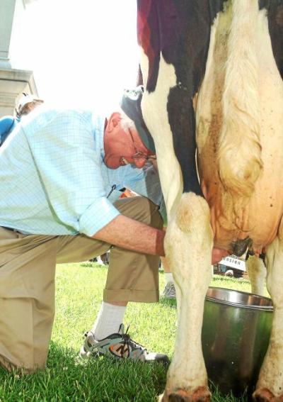 MilesKLassin's tweet photo. Just listened into the Bernie Sanders rally in Montpelier, Vermont and the speaker is boasting about how Bernie came to a farm to milk a cow and didn't leave until all 130 cows had been milked. Among Democratic presidential candidates in history, can even Jimmy Carter claim that? https://t.co/xLJt1nu722
