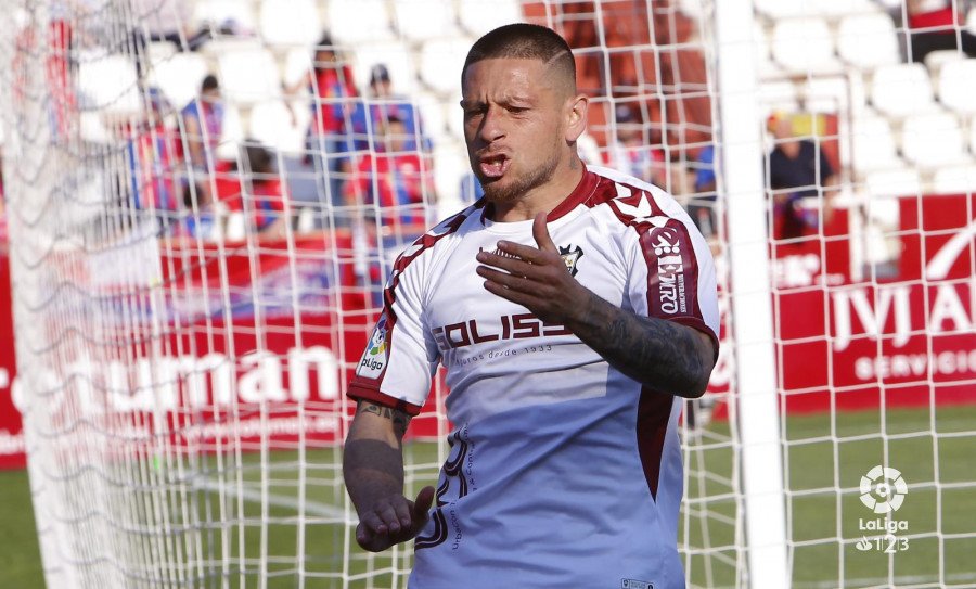 RT si crees que el GOLAZO de Acuña con el <a href="/AlbaceteBPSAD/">Albacete Balompié 🤍</a> desde el centro del campo es el mejor de la temporada en #LaLiga123. 🚀