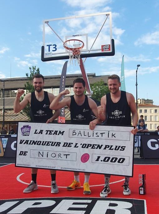 Félicitations à la Team <a href="/BALLISTIK3x3/">BALLISTIK🏀3x3</a> qui remporte le 1er Open Plus <a href="/3x3Ffbb/">3x3 FFBB</a> de Niort ! 🏆 #SuperLeague3x3 #EspritBasket

Récap 👉 bit.ly/2K2mz5P