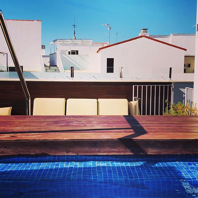 Ray_2014x's tweet photo. Rooftop Blue White #seville #spain #plazadelmuseo #rooftop #pool #blue #sun #hothothot #tanning #sunkissed #travel #travelphotography #havingachilledday #totalrelaxation #positivevibes #lifeisgood https://t.co/0PRR08rKNX https://t.co/RxT6Rhtt5A