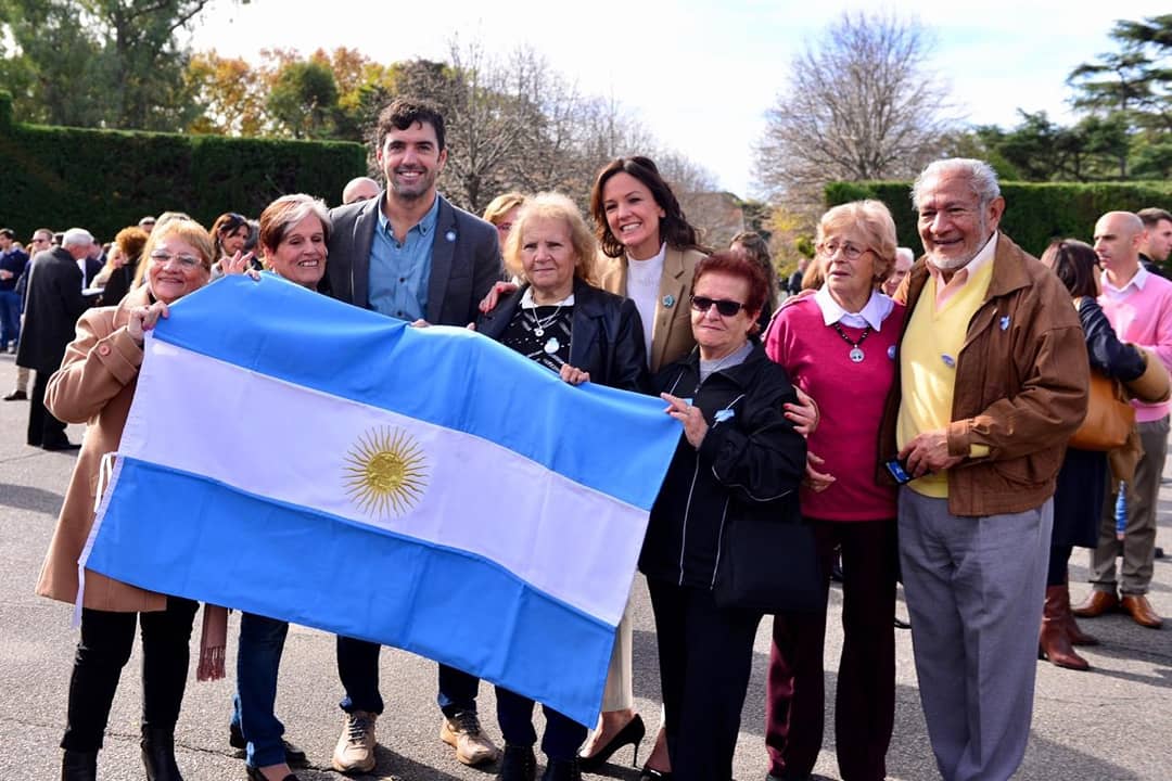 Celebrando el #25deMayo en la quinta de Olivos con un grupo de jubilados y pensionados con el que compartimos un locro riquísimo. ¡Gracias @mauriciomacri por la invitación! ¡Feliz Día de la Patria! 🇦🇷 https://t.co/yfNlCwdim9