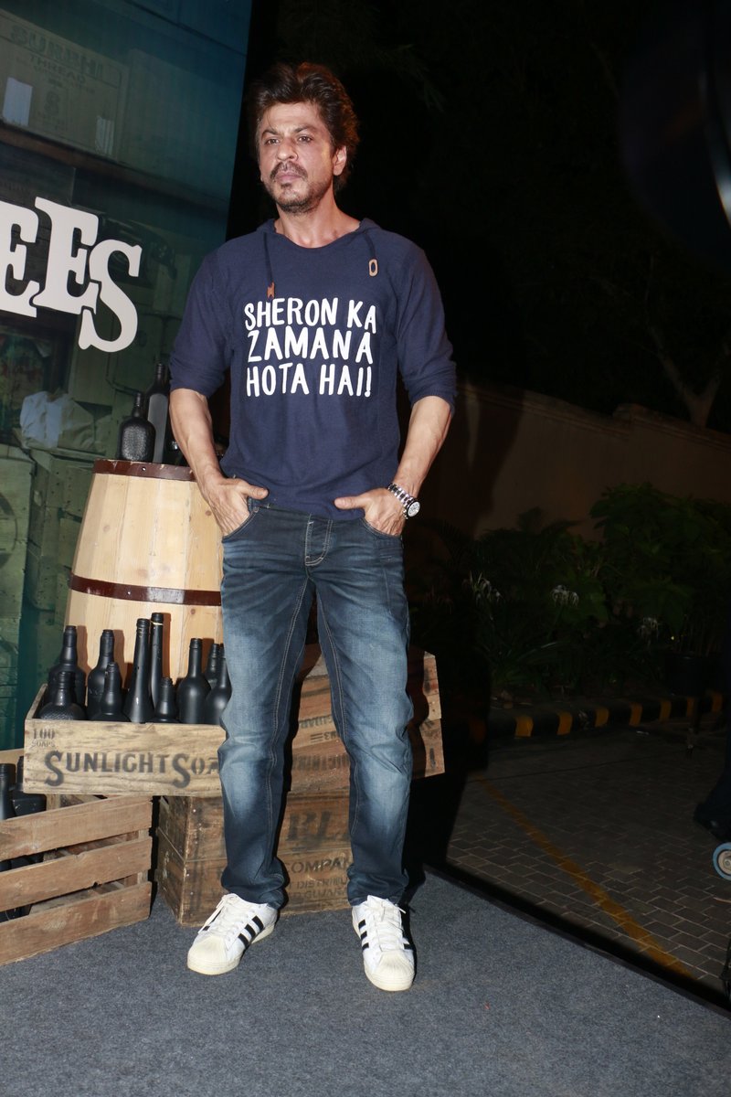 Shah Rukh Khan Universe Fan Club on Twitter: ""Din aur raat logon ke hote  hain...." &amp; His T-shirt reads the rest 🐯🤟🏻 https://t.co/lcvpWQw9VD"  / Twitter