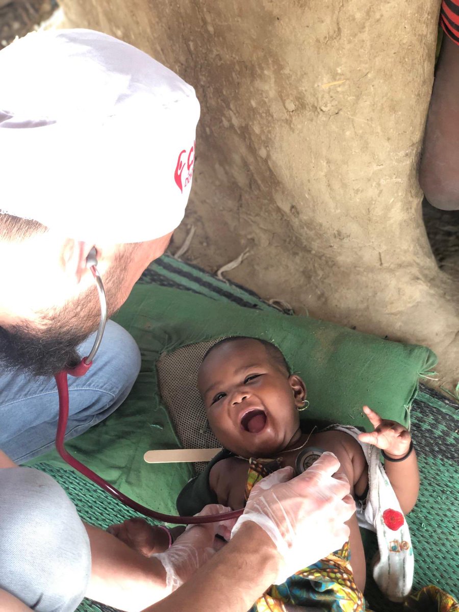 caredoktorlari's tweet photo. #Afrika #sağlık taraması! Çare Doktorları #Kamerun’da yaraları sarıyor. Çocuklar dünyanın bütün değerlerinin mirasıdır, onların mutluluğu her şeye değer. @Caredernegi #Ramazan faaliyetleri devam ediyor. https://t.co/OPF4FhZYuj