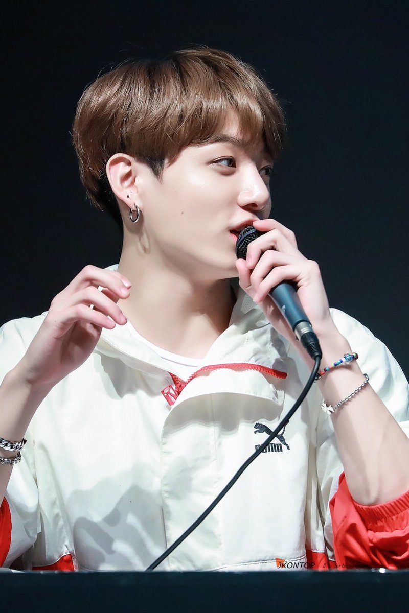 kookpiics's tweet photo. baby 🥺💜✨
#JUNGKOOK #PremiosMTVMIAW   
#MTVLAINSTAGLJUNGKOOK @BTS_twt https://t.co/ZAqAyOH4rH