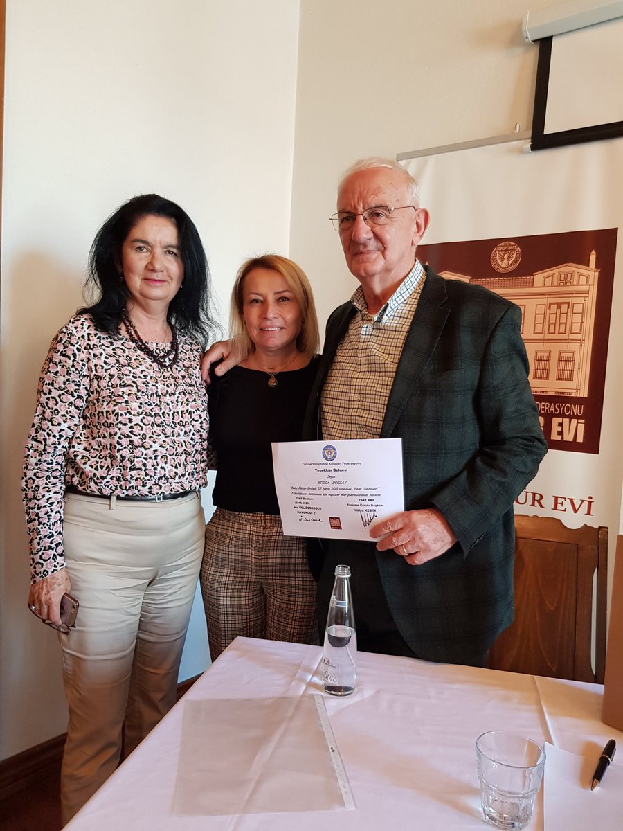 BalatEvi's tweet photo. Sn. Atilla Dorsay'a sonsuz teşekkürlerimizle! @AtillaDorsay1 
(Söyleşi videosu için bknz balatbalatkulturevi facebook sf)
#AtillaDorsay #BirÖmürdenSeçilmişTablolar #Sinema #Edebiyat #Gazetecilik  #Eleştirmen #balatsohbetleri #balat #balatkültürevi #söyleşi #imzagünü #kitap https://t.co/6oxvnCjSfY