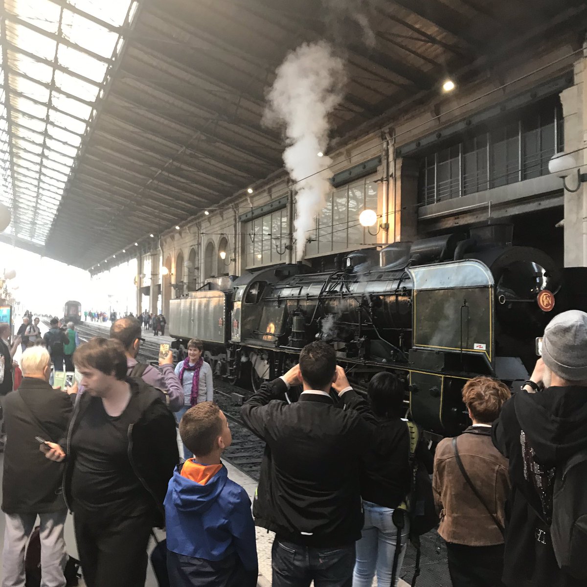 laurentmarty59's tweet photo. Chanceux les voyageurs du soir de voir cette belle mécanique. Magique et poétique ce rab de #viveletrain. Encore ! https://t.co/U9KfF7evnT