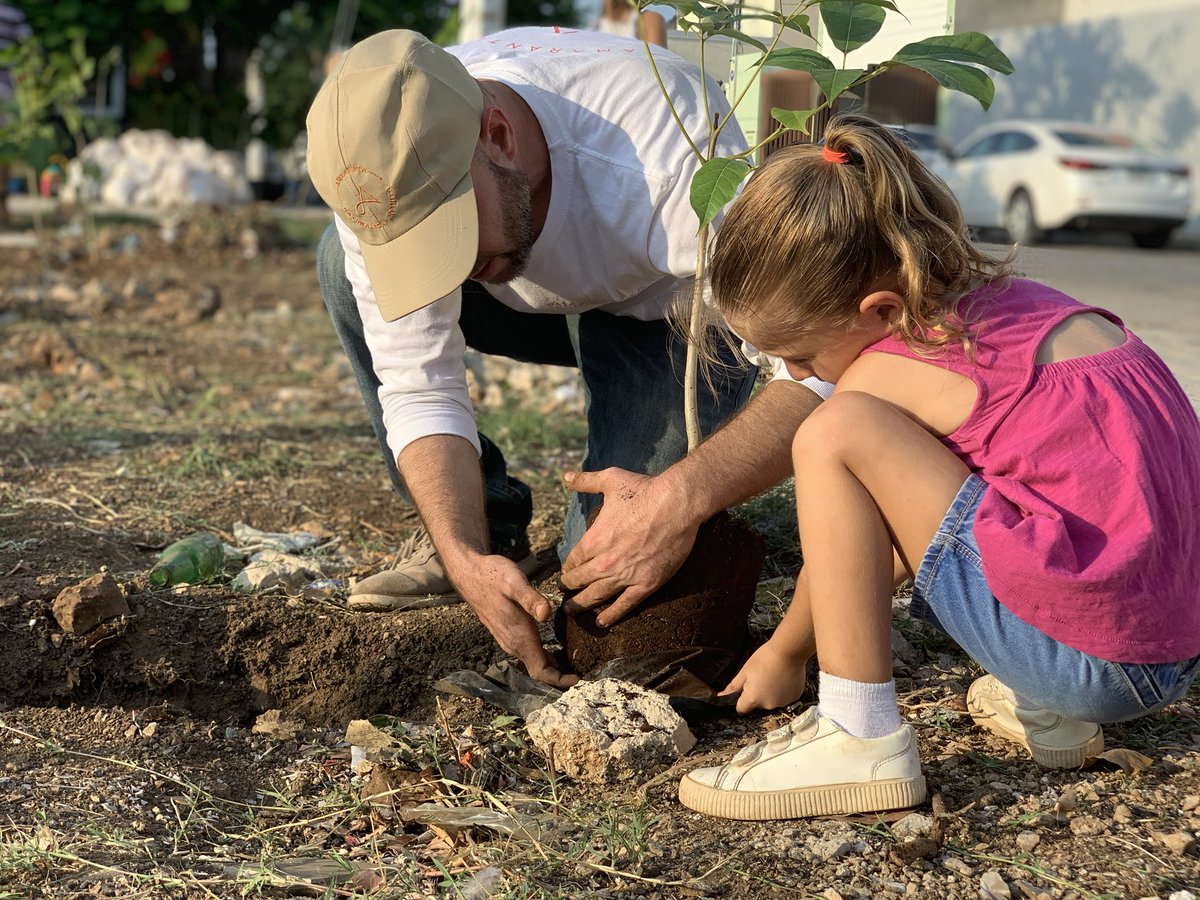 verderespong's tweet photo. Muchas gracias a todos los #AgentesDeCambio que se sumaron a la reforestación y limpieza del parque de Pinos, donde sembramos a 4m de distancia entre sí, más de 30 nuevos árboles 🌳 de macuilis 🌷 rosado. ¡Ahora a cuidarlos! ¡Gracias por pintarse #VerdeResponsable! 🍃🌱🇲🇽🔝 https://t.co/NRcIfIPCAh