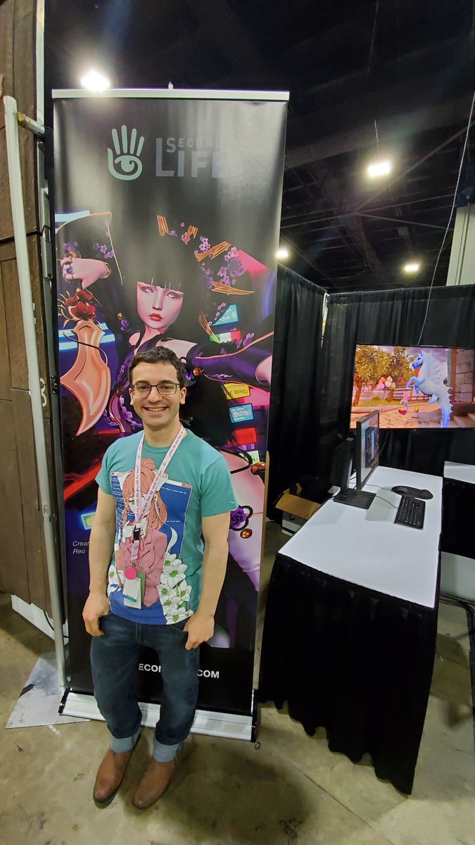 SecondLife's tweet image. Creator of #DokiDokiLiteratureClub, @dansalvato from @TeamSalvato
made us blush when he visited our booth at @MomoCon to say he felt "nothing has quite captured the level that Second Life has achieved." We think that was a compliment. 🤩
#MomoCon2019 #Cosplay #Anime #SecondLife