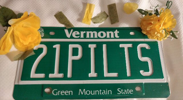 JeremyPratico's tweet photo. “See a concert in another country” CROSSED OFF THE BUCKET LIST in Montreal!  However, security took my license plate away! Was gonna give it to @twentyonepilots @joshuadun @tylerrjoseph 😢 
Where can I send it that they’ll get it? (Cool tour bus item) 😜🤟🏼|-/.   Help!Retweet!! https://t.co/AhmWDRg0XG