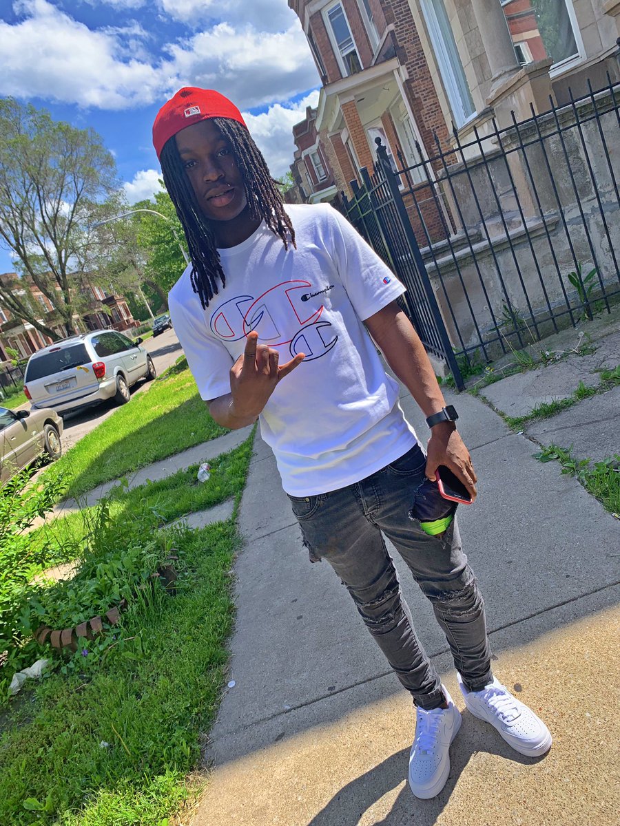 BosssMac's tweet photo. Sun ☀️ out Guns 💥🔫Outs Buns 🍑Out Welcome To Chiraq 🏙 https://t.co/QquHFFG5vU