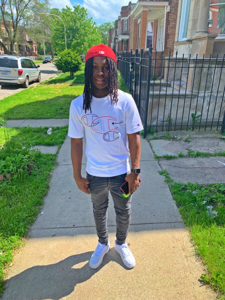 BosssMac's tweet photo. Sun ☀️ out Guns 💥🔫Outs Buns 🍑Out Welcome To Chiraq 🏙 https://t.co/QquHFFG5vU