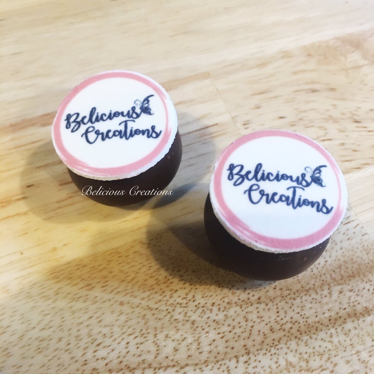 bel_creations's tweet photo. Branding gives cake pops a little polish and shine! #beliciouscreations #cakepops #ediblelogo #branding https://t.co/L6YtuWCp5Q