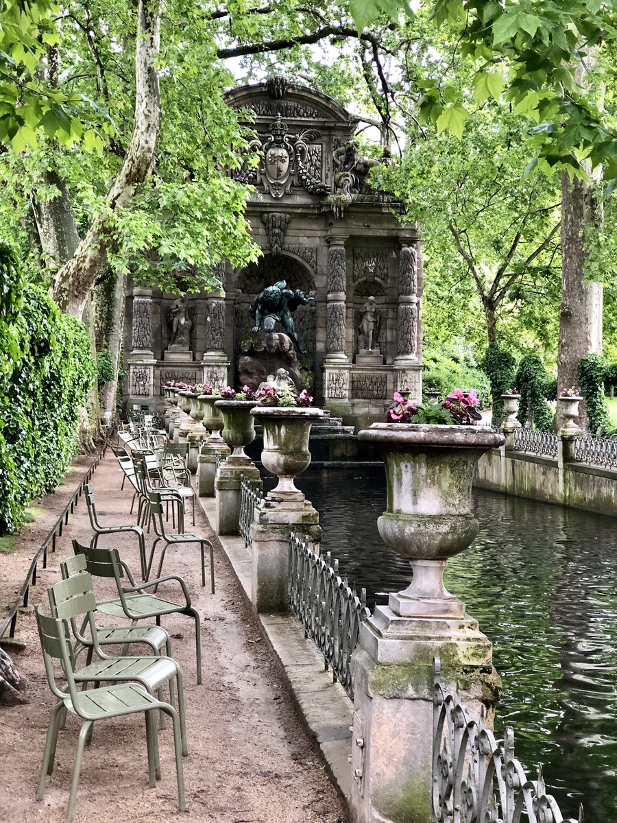 I don’t have a profound point to make with this tweet, except a reminder — if you really needed one — that central Paris has many moments of almost heartbreaking beauty.