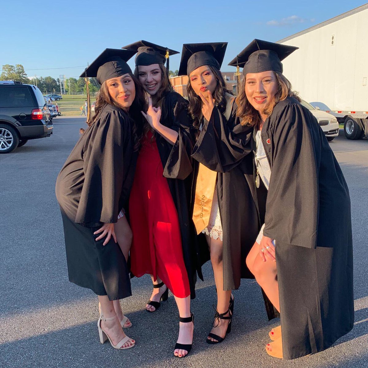 kilxss's tweet photo. Wassuppppp #fwus 🎓 https://t.co/t8M6h9w2tG