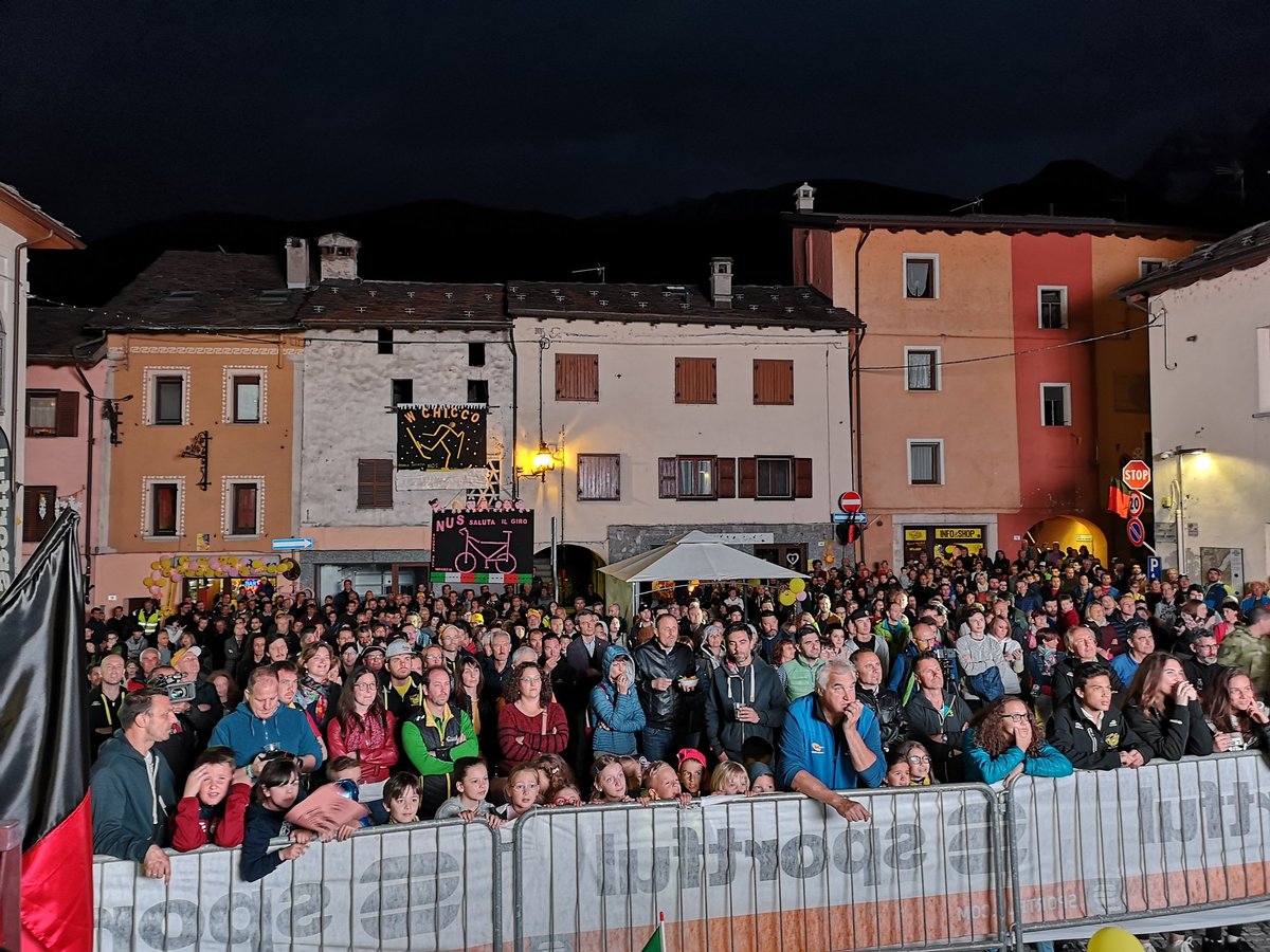 vdaufficiale's tweet photo. La Valle d'Aosta in piazza per Federico Pellegrino. Dopo il Giro d'Italia di nuovo lo sci e le emozioni rivissute della medaglia d'argento a #seefeld e la vittoria nella #cogneworldcup su @franci_defa #orgogliovaldostano https://t.co/ow1qM91NeA