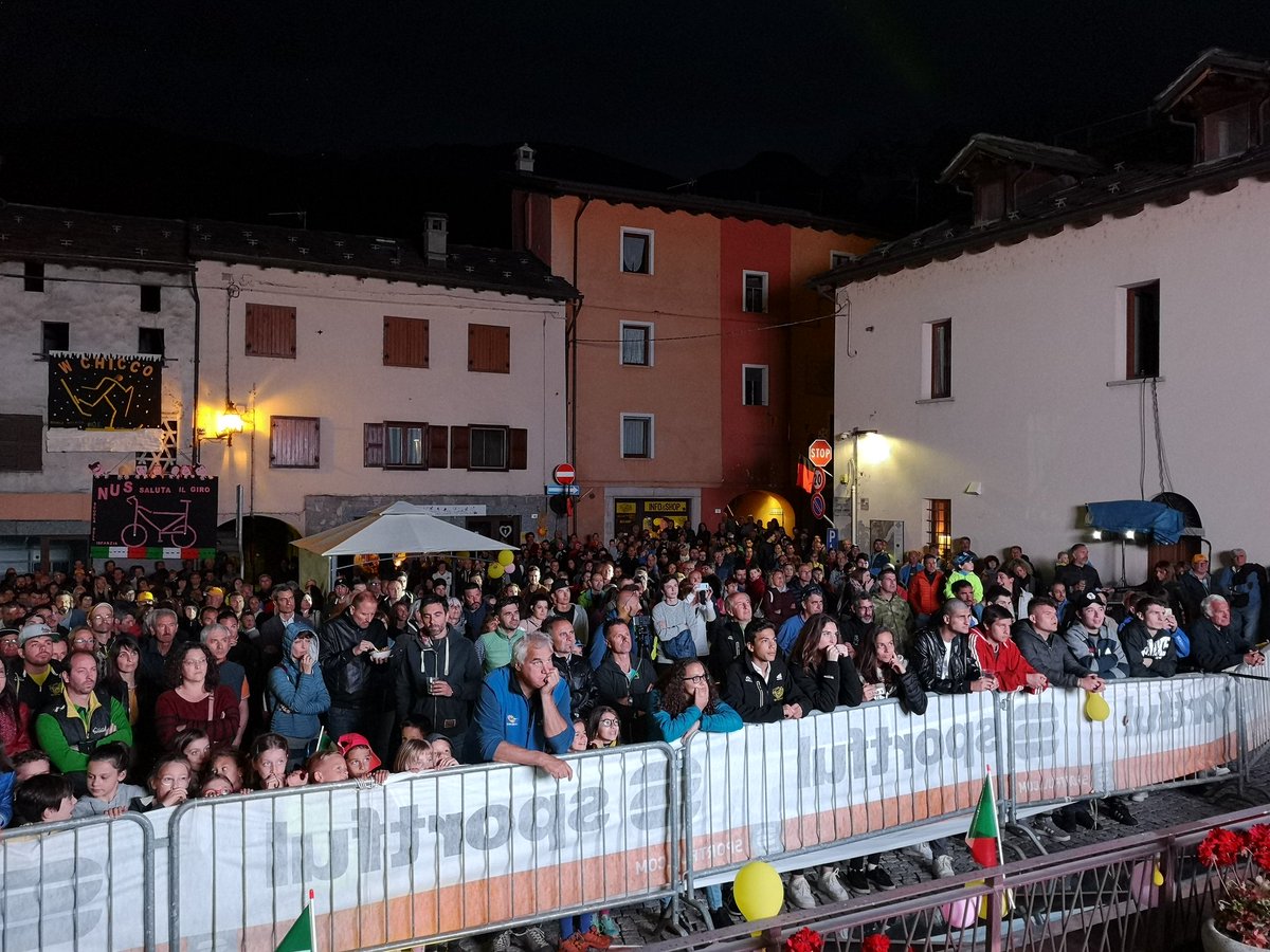La Valle d'Aosta in piazza per Federico Pellegrino. Dopo il Giro d'Italia di nuovo lo sci e le emozioni rivissute della medaglia d'argento a #seefeld e la vittoria nella #cogneworldcup su <a href="/franci_defa/">Francesco De Fabiani</a> #orgogliovaldostano