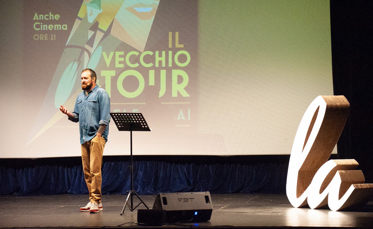 La_Content's tweet photo. «La storia è fatta di piccolissimi uomini che si danno un ruolo». @micheledalai racconta la storia di #GinoBartali ne «Il vecchio e il tour» a #LAContentAcademy19  #RaccontaLA
[ph. @domebari] https://t.co/I80Kv6kOYY