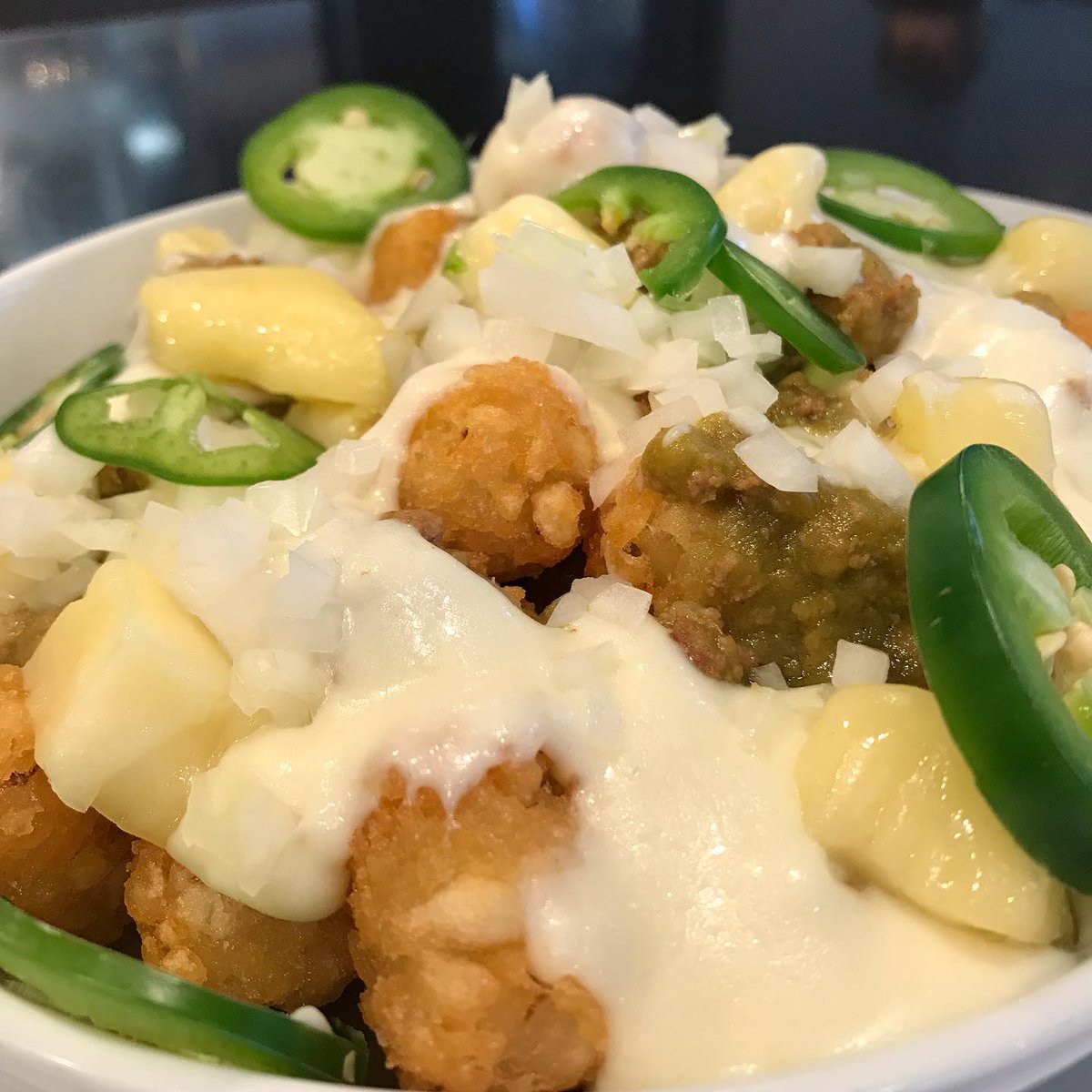 CoCraftSocial's tweet photo. Gimme some of your tots.” Don’t worry, you don’t have to share!There’s plenty to go around. White cheddar cheese sauce, white cheddar cheese curds, onions, and jalapeños on top of crispy tots. Get some. @CoCraftSocial #craftfood #tatertots #downtowncoloradosprings  #cheeselover https://t.co/4GtUl7wBjF