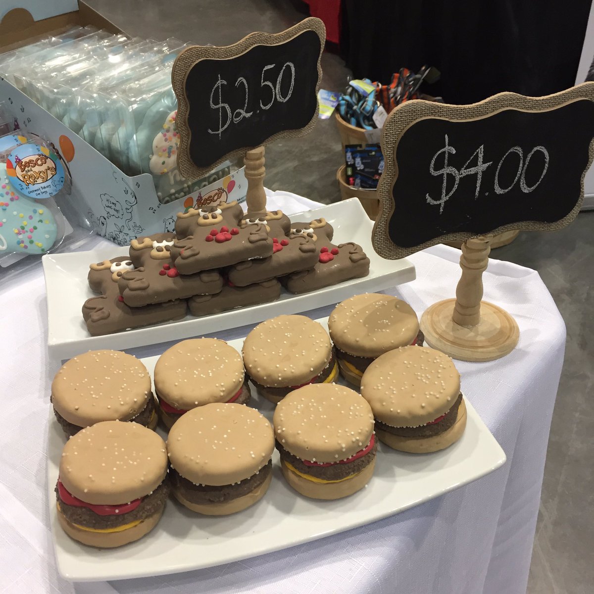 fimango's tweet photo. These treats at the @GlobalPetFoods booth are so cute!!! #DOGFESTYYC #yycdogs #dogfestcalgary https://t.co/BRX1OJCp9B