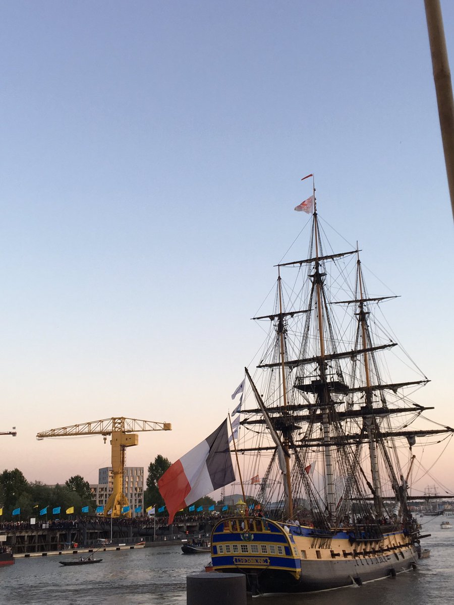 LGuimard's tweet photo. Une première à Nantes ! L’#Hermione à quai attendant l’arrivée du #Belem entourés d’une véritable armada pacifique et festive #SpectacleUnique @DebordDeLoire @nantesfr @NantesMetropole #LoirePourTous https://t.co/NzD0DUT3ho